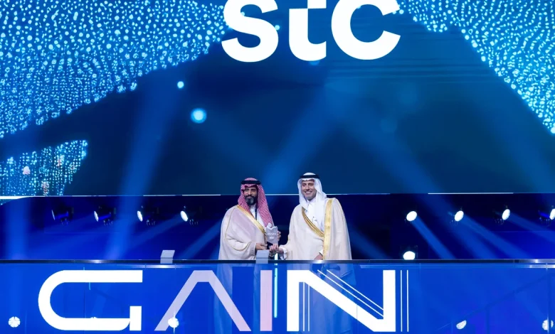 ‎⁨تكريم stc خلال القمة _تسلمها محمد أبا الخيل، نائب الرئيس للعلاقات المؤسساتية للمجموعة⁩_ssict_1200_867